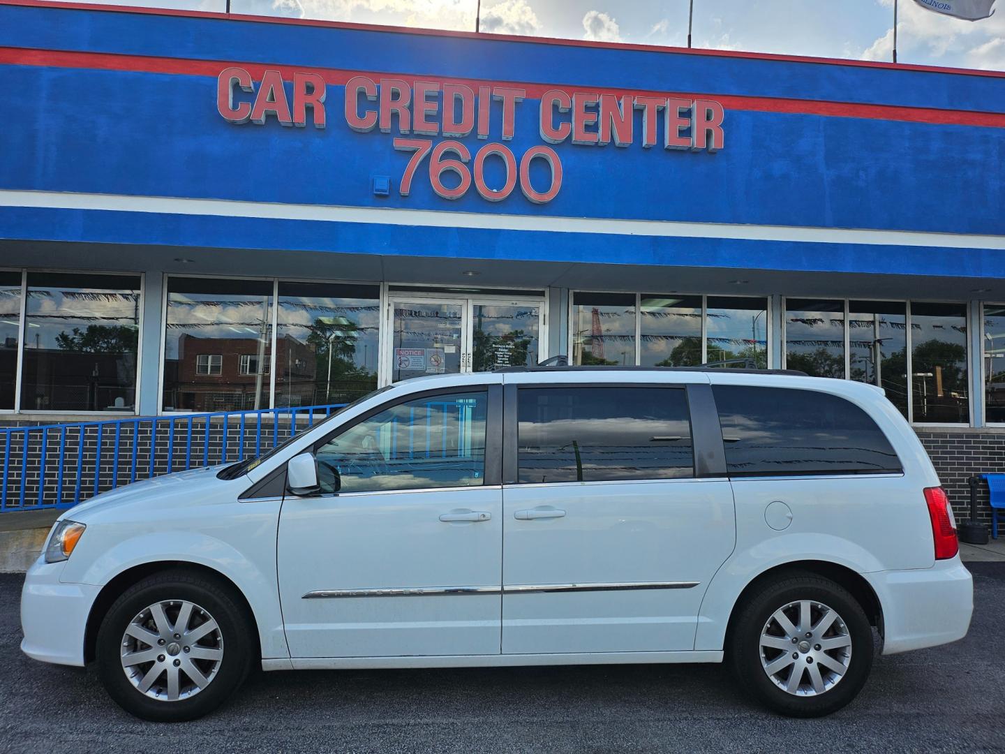 2014 WHITE Chrysler Town and Country Touring (2C4RC1BG9ER) with an 3.6L V6 DOHC 24V engine, 6-Speed Automatic transmission, located at 7600 S Western Ave., Chicago, IL, 60620, (773) 918-3980, 0.000000, 0.000000 - Photo#0